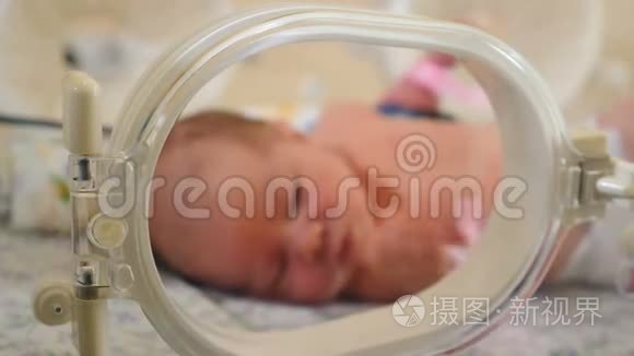 产妇之家概念。 在医生监督下，婴儿在培养箱中早产。 中模糊的新生儿片段