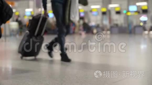 有手提箱的人正搬到机场视频