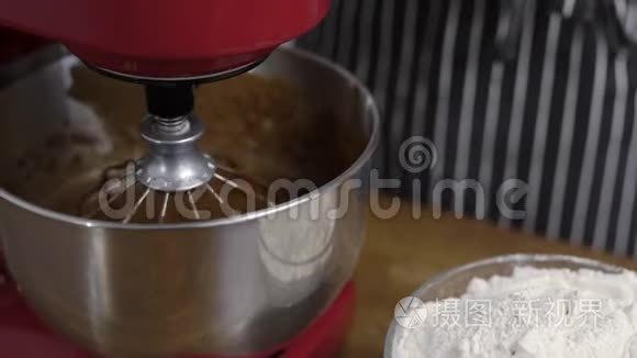 专家更换厨房搅拌机上的喷嘴。 在家煮面团。