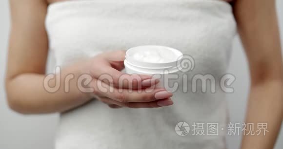 年轻女性使用保湿霜视频