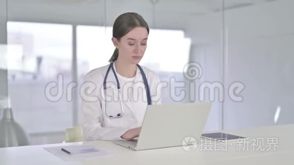 勤劳的年轻女医生在办公室头痛视频
