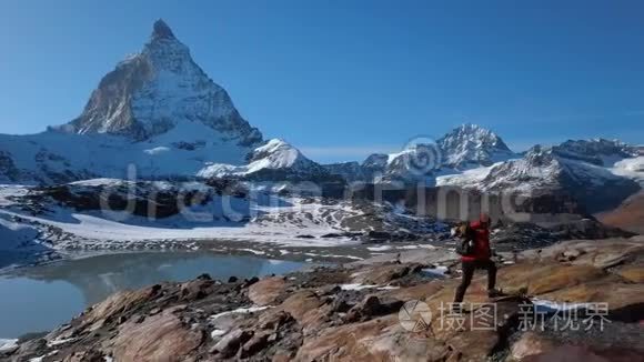 独奏旅行者在山脊上徒步旅行视频