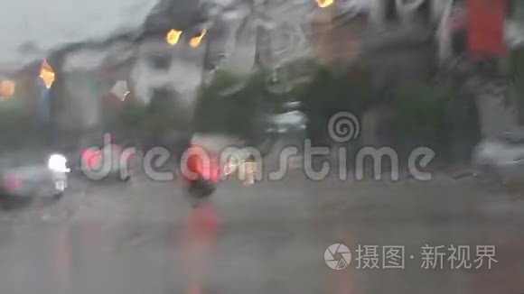 在雨中驾驶汽车视频