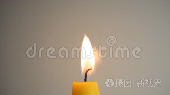 白色或灰色背景上的蜡烛火焰视频