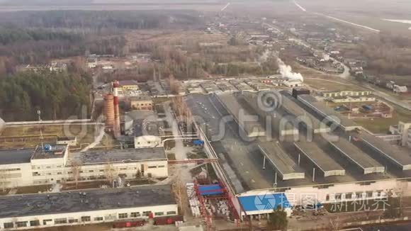 白俄罗斯。 老苏联工业区的鸟瞰图，工厂。 废弃的地方。 秋日城市景观天际线