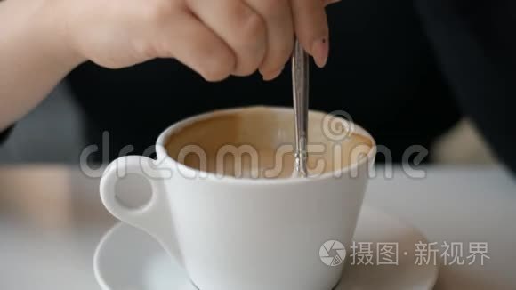 用勺子搅拌卡布奇诺咖啡杯视频