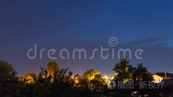 闪电在夜空中闪耀视频