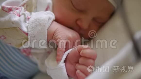 一个新生婴儿睡在摇篮里。