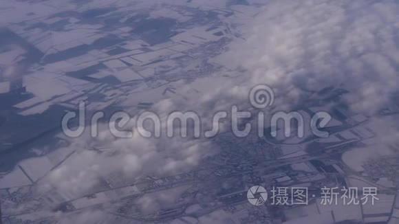 从飞机窗口俯瞰云层和景观