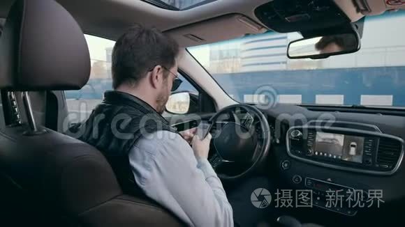 自动驾驶汽车驾驶室内有男司机视频