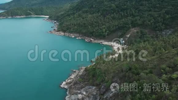 鸟瞰风景海滩.. 前往泰国的野生丛林。 海波漏白沙.. 棕榈树从下面经过