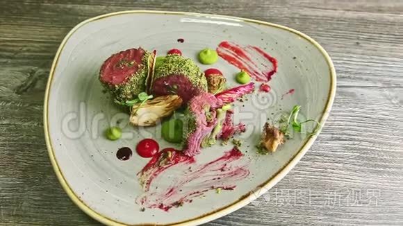 缓慢放大半吃精致的半生肉餐厅视频