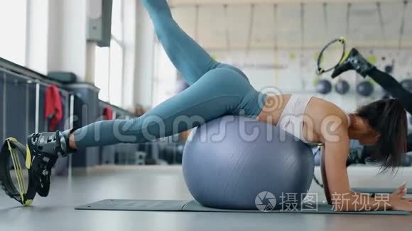 健身中心锻炼腿的女人视频