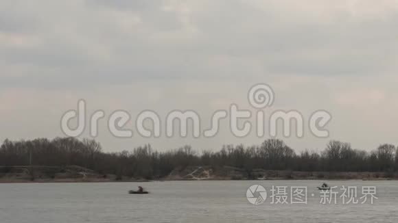 春天湖上的橡皮船渔民视频