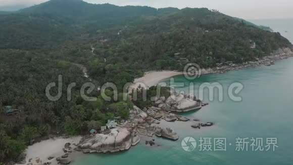 鸟瞰风景海滩.. 前往泰国的野生丛林。 海波漏白沙.. 棕榈树从下面经过