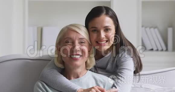 幸福的两代女人拥抱拥抱看镜头