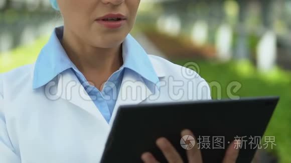 女性生物科学家工作平板在线应用，生态研究