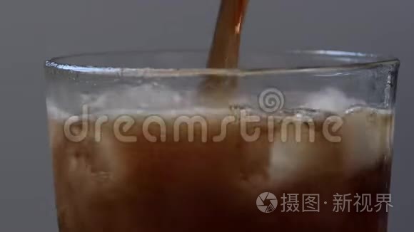 苏打水用冰块灌入玻璃杯