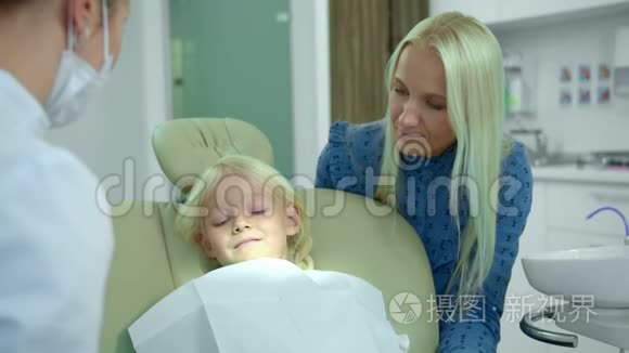 牙医向女孩展示医疗演习的效果视频