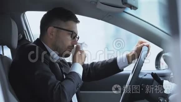 司机换纸手帕流鼻涕感冒症状视频