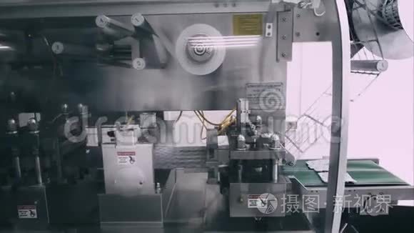 辅助药品生产中的发泡包装机视频