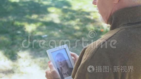 男性养老金领取者拥抱孙女照片，老人失踪孩子，孤独