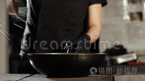 厨师在商业厨房用锅煮面条视频