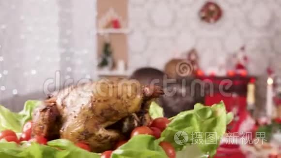 在圣诞美食时，您可以近距离观看成年女性带来美味火鸡
