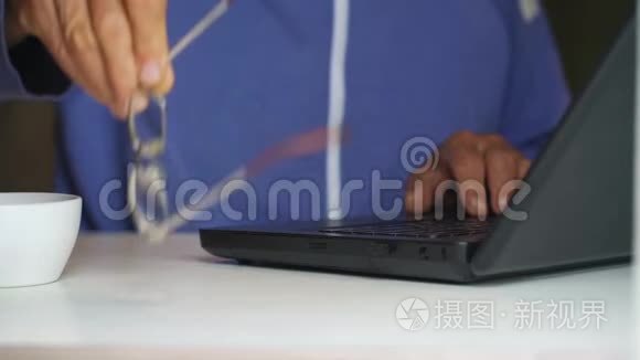 老人把手提电脑的近景放在一边视频