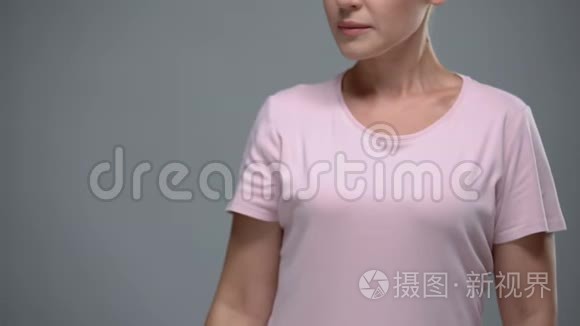 肘关节疼痛关节发炎抽筋的妇女