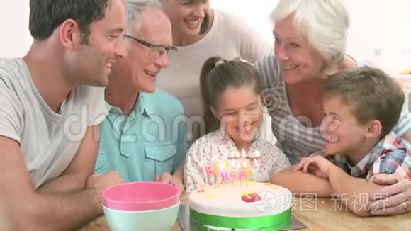 多代家庭庆祝女儿生日视频