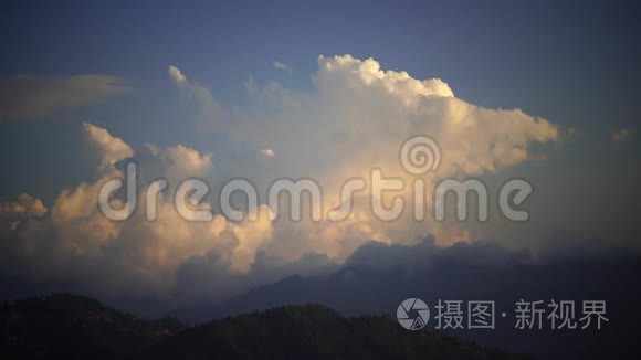 喜马拉雅山山谷高山上的日落视频