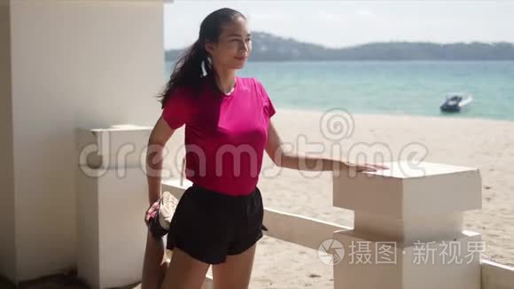 女运动员在海边做运动视频