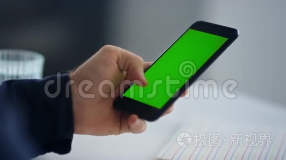 男性专业短信在绿色屏幕移动慢动作