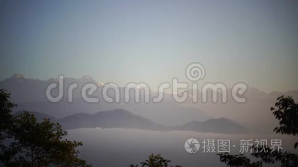 喜马拉雅山山谷高山上的日落视频