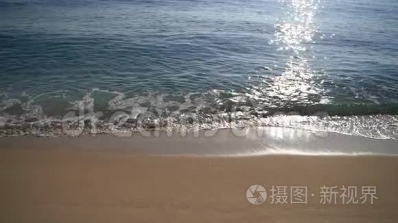 拍摄沙滩海浪冲刷的慢镜头视频