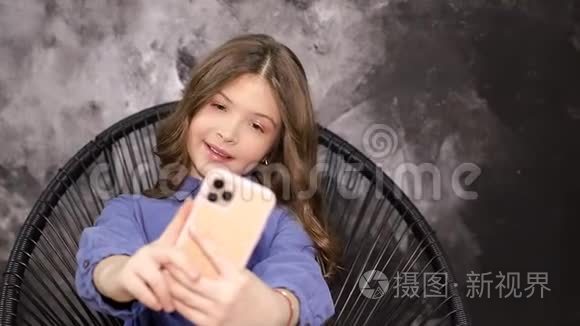 小女孩用她的现代手机拍照视频