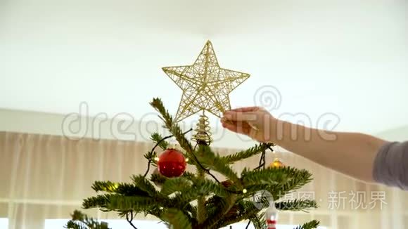 女人在休眠的圣诞树上放了颗星星