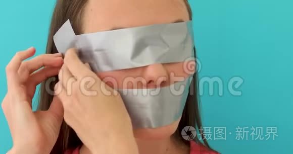 女人把蜡条从脸上去掉头发视频