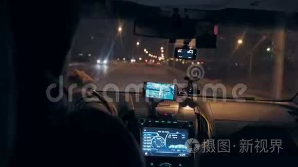 司机在夜间高速公路上开车