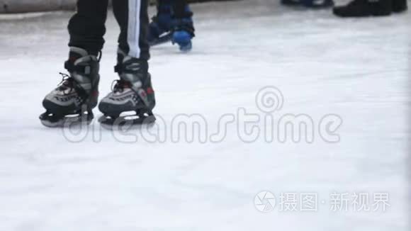 儿童的脚在溜冰鞋上慢动作视频
