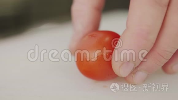 特写厨师给新鲜西红柿切片视频