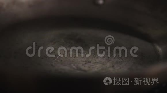 特写厨师把油倒在锅上视频