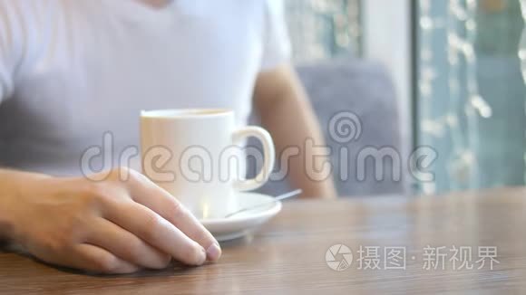 特写镜头。 那个人戴着结婚戒指，坐在咖啡馆里。