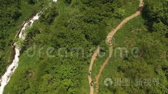 顶航景景区旅游线路.. 快速的山河。 两个女游客