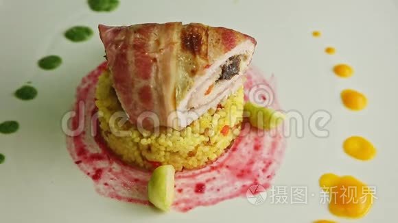 在餐盘上加入藜麦和酱汁的美味肉卷