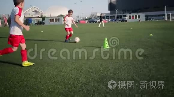 年轻的足球运动员训练足球场