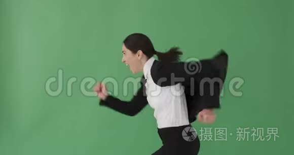兴奋的女商人跑过绿色的背景视频