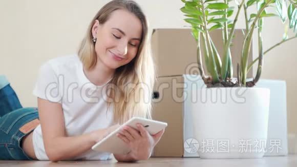 女人用数码平板电脑布置新公寓视频