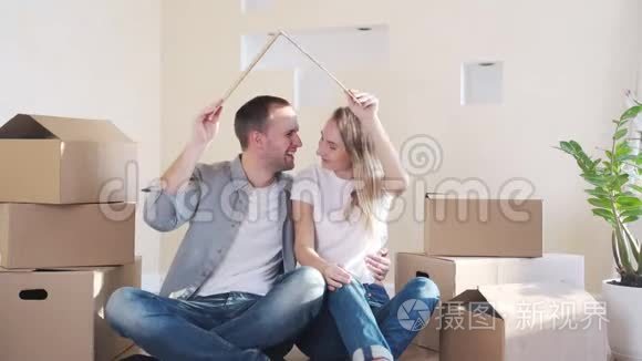 幸福的年轻夫妇搬进新房子视频